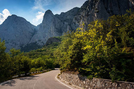 山上的柏油路图片