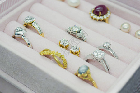 黄金和银金钻石宝戒指以及豪华珠宝箱图片
