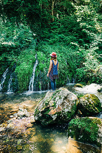 享受瀑布的年轻女自然探险家图片