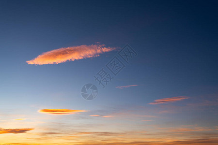 美丽的夕阳天空与云彩图片