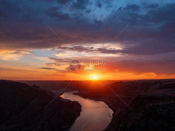 河流上美丽的夕阳图片