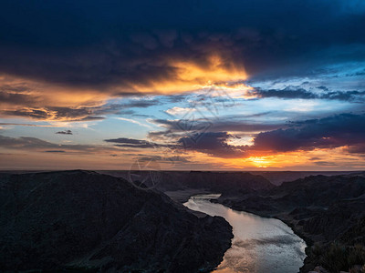 河流上美丽的夕阳图片