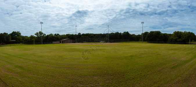 一个城市公园的空棒球场全景看着从中场向家庭基地看在阴云横溢的图片
