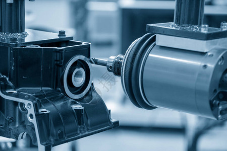 安装在机械臂上的铣削主轴用于精加工齿轮箱零件机器人系统的自动化铝制图片