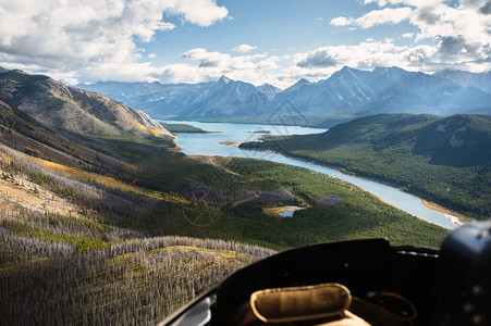 在加拿大Banff公园由带松绿湖和蓝天空的洛基山脉直图片