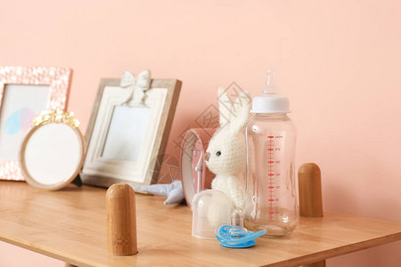 瓶装婴儿用奶嘴和玩具放图片