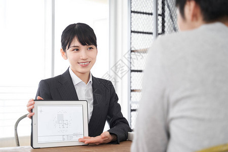 一名日本女房地产销售员使用平板电脑图片