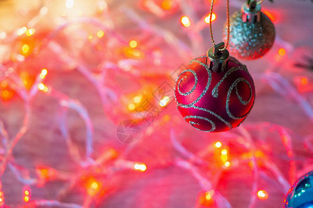 圣诞树装饰着红球在松树的枝上图片