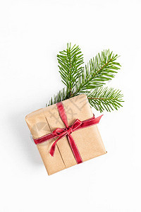 环保圣诞假期装饰手工纸和圣诞树枝上的手工礼物寒假留心送礼可持续图片