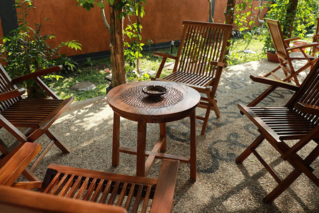 花园里有木制桌椅和子台塔克的木制家图片