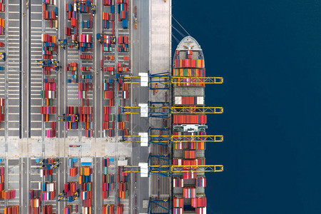 集装箱货船在港口装载货运进出口和集装箱船的商业图片