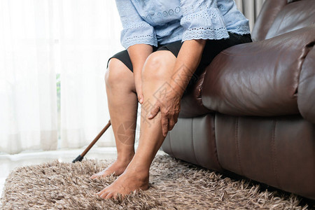高龄妇女在家里的腿痛高年级概图片