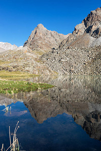 山中田园诗般的夏日风景图片