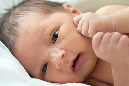 一个睁开眼睛的新生婴儿图片