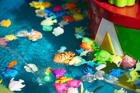 蓝色水中的玩具塑料鱼玩具钓鱼图片
