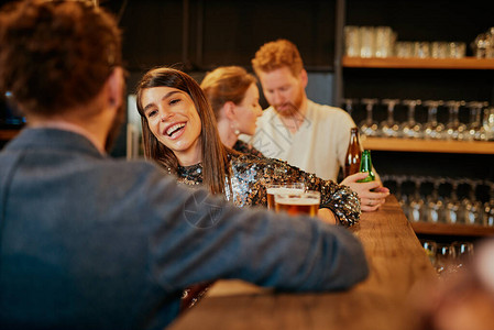 一群好朋友在酒吧里闲逛聊天笑喝啤酒图片