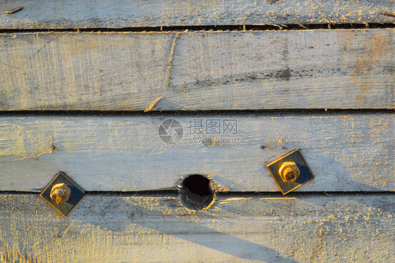 木制底座上有金属钉子中间有一个空洞在施工现场的细节图片