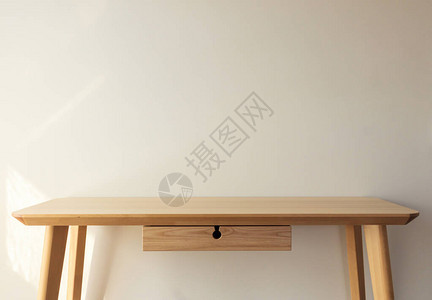 白墙背景的空轻木桌面图片