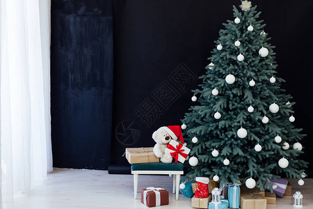 新年圣诞树装饰松树新年带礼物的黑图片