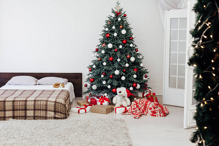 新年卧室装饰和松树床新年的蓝圣诞树里面图片