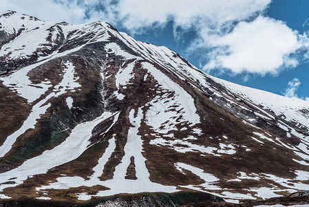 格鲁吉亚山gudaugi山峰山脊在雪中绿色度假村和旅游远足图片