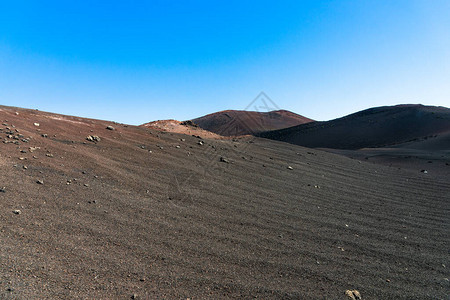 壮观的熔岩沙和巨大火山口的灰烬的独特全景图片