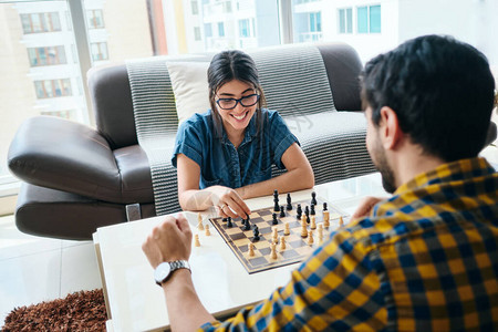 年轻人在打象棋做大脑训练图片