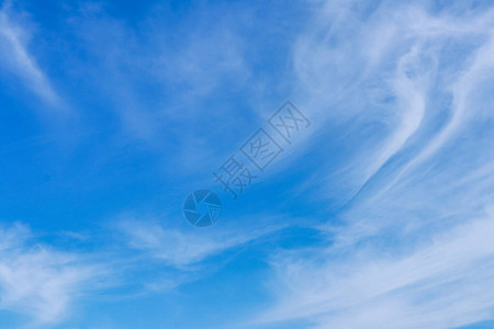 蓝天背景与白色卷云图片