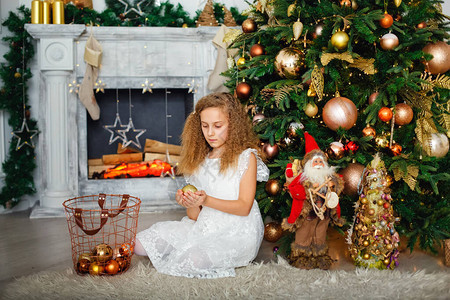 和圣诞节的概念圣诞节边一个漂亮女孩的画像圣诞夜图片