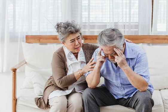 亚洲老人因在家生病而压力大或疲倦患有或情绪低落的老祖父具有医疗保健治疗或治疗概念的图片