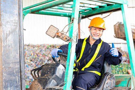 工程师驾驶回收厂的装货机员图片