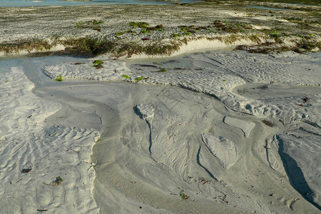 下海水井的桑迪海滩潮水刚退去沙滩图片