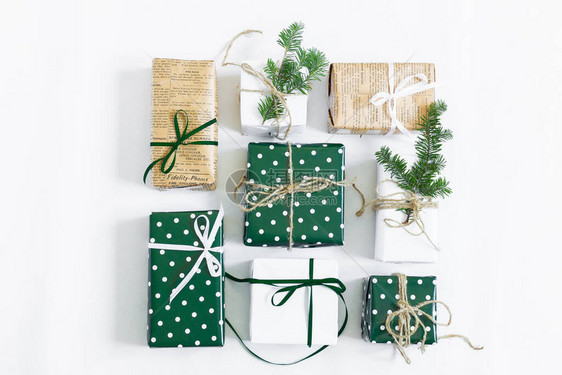 礼物布置在白色背景上礼品的绿色白色和工艺包装从上面查看在白色的布局精美包图片