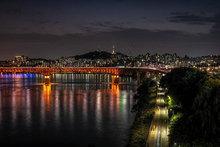 Nseoul塔楼和南韩首尔汉河上山苏桥的图片