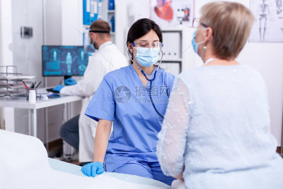 临床会诊室冠状爆发期间医院护士对患者心跳的检查对感染疾病和诊断图片