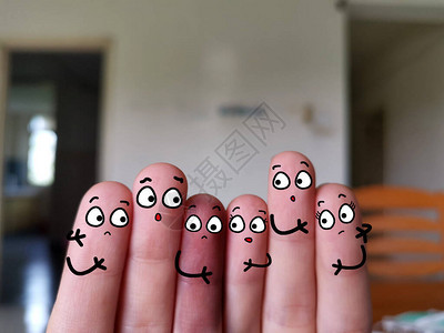 六个手指被装饰成六个人其中一位图片