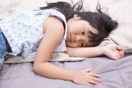 亚洲儿童可爱或儿童时尚女孩早上醒来图片