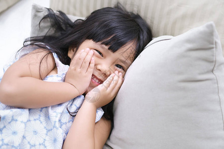 特写亚洲儿童可爱或小女孩早上醒来或睡觉图片