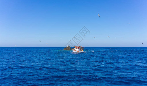 蓝天和阳光明日在爱琴海上图片