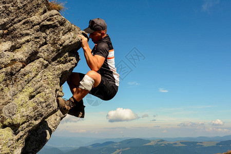 这个男人从事登山图片