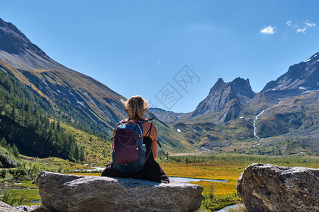 看着坐在岩石上ValVeny的白龙阿尔卑斯山风景中图片