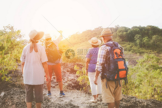 四组退休的资深朋友作为探险旅行队一起走来去图片