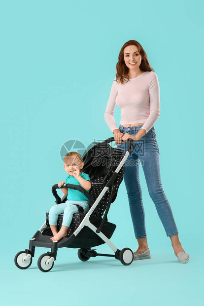 女人和她可爱的婴儿在婴儿车里图片