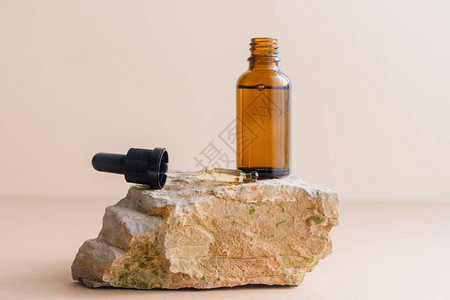 用于自然皮肤护理的整容液阳酸或血清的瓶子图片