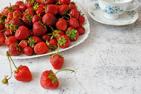 美味的新鲜草莓配牛奶酸油或酸奶特写甜点图片