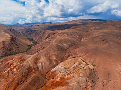 Altai山脉多彩侵蚀土地形态的空中无人驾驶飞机全景图片