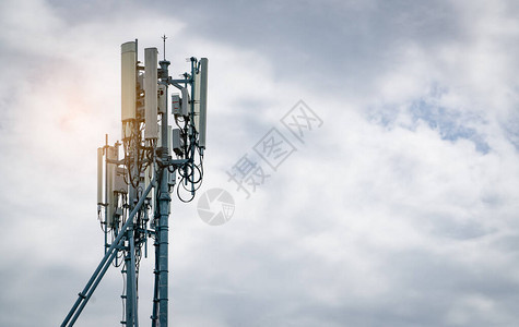 与白色多云天空的电信塔天线无线电和卫星杆通信技术电信业移动或电信4g图片