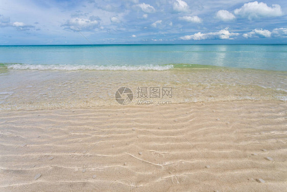 泰国苏梅岛查汶海滩清澈透明的海水在Covid没有游客使海洋完全生态恢复图片