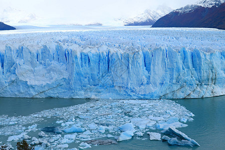 Moreno冰川的震荡之景图片
