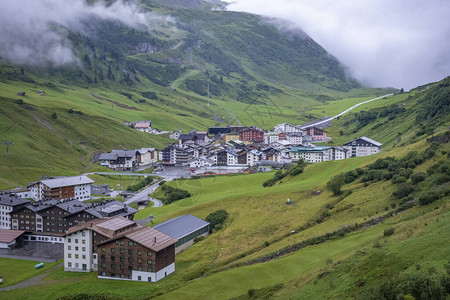 奥地利福拉尔贝格阿尔卑斯山小村庄祖尔斯的夏图片